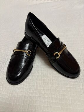 Reaction Kenneth Cole Black Patent Loafers with Gold Bit